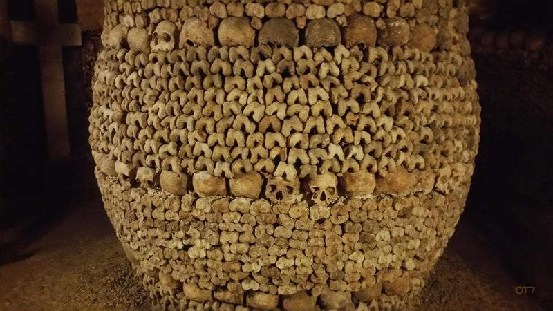 2017-10-15-skulls_at_paris_catacombs